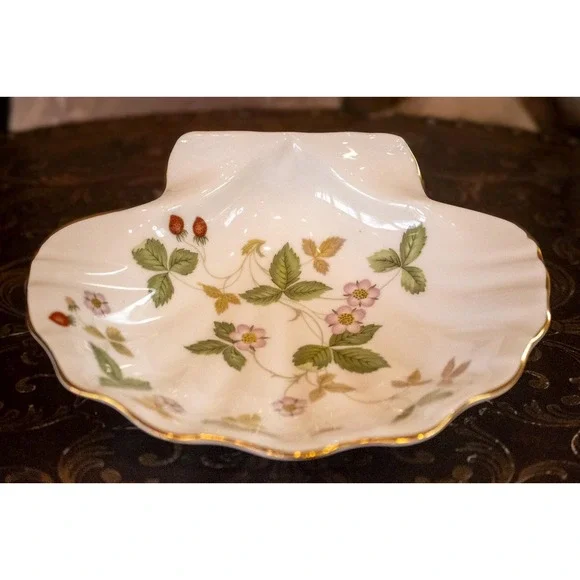 Wedgwood Wild Strawberry Shell Dish with Box | Vintage Bone China Trinket Dish - Picture 12 of 16